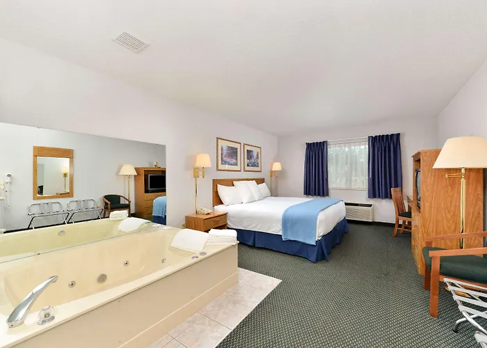Americas Best Value Inn & Suites - Tahquamenon Country