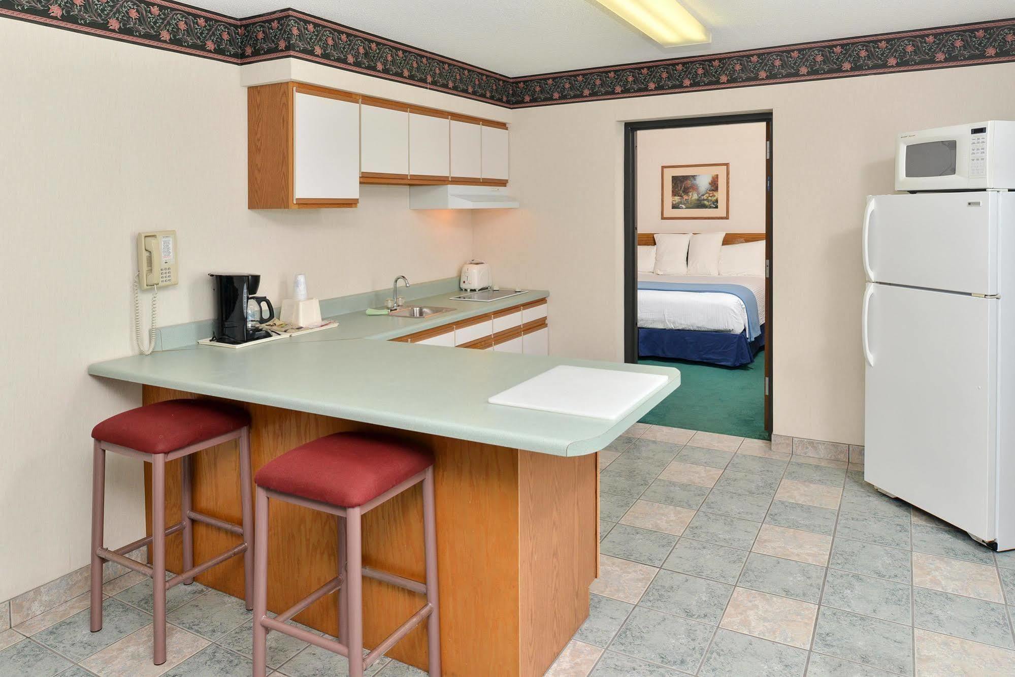 Americas Value & - Tahquamenon Country Hotel Newberry