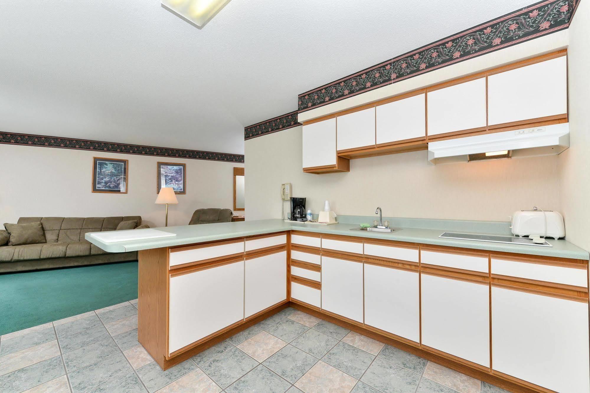 Americas Value & - Tahquamenon Country Hotel