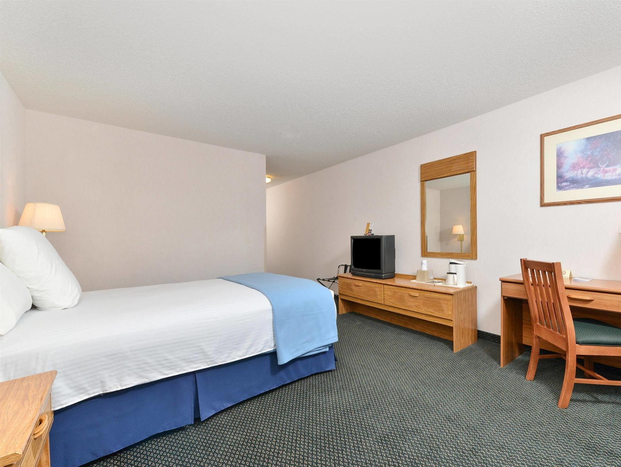 Americas Value & - Tahquamenon Country Hotel